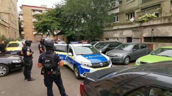 Tineri baricadați într-un apartament din Satu Mare, după ce vecinii au sunat disperați la 112. Mascații au spart ușa și i-au încătuşat