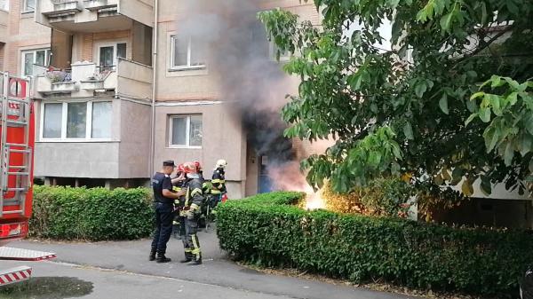 Incendiu puternic într-un bloc din Deva, în urma unui scurt circuit la panoul electric. Locatarii, scoşi din apartamente de fumul negru