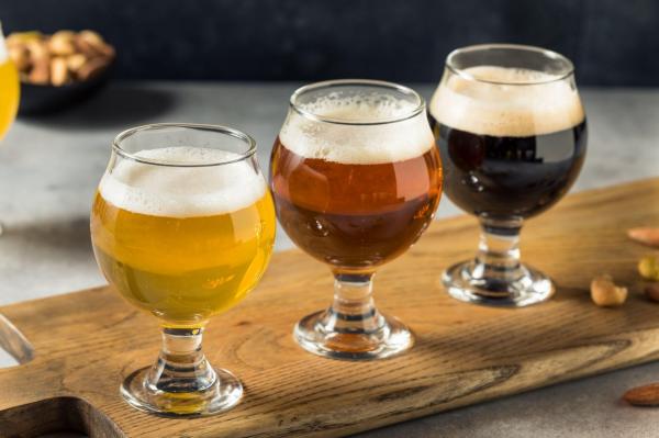 Românii au prins gustul berii artizanale. Cu ce este diferită față de berea clasică: "Nu te doare capul, nu te balonezi"