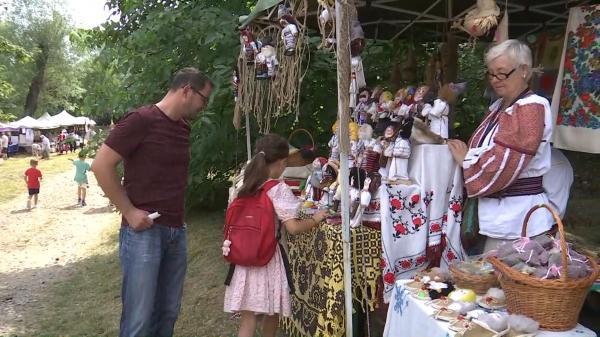 Târg cu tradiţie la Muzeul Satului Bucovinean. Invitat a fost şi Chef Cătălin Scărlătescu, care şi-a etalat măiestria cu bucatele sale renumite