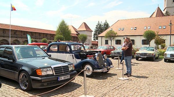 Cetatea Medievală din Târgu Mureş, gazda unei întâlniri între iubitorii şi posesorii de maşini de epocă