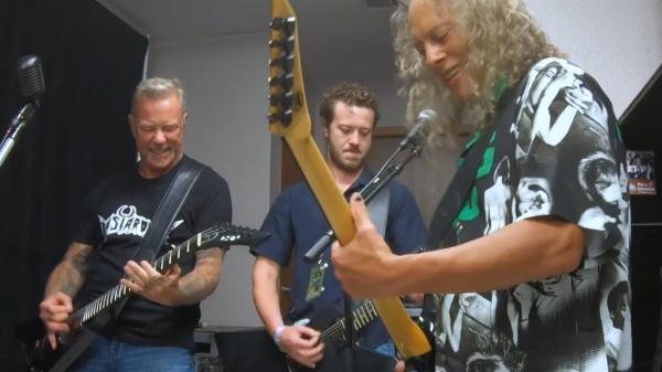 Un actor din serialul "Stranger Things" a cântat alături de Metallica, în culisele unui festival din Chicago