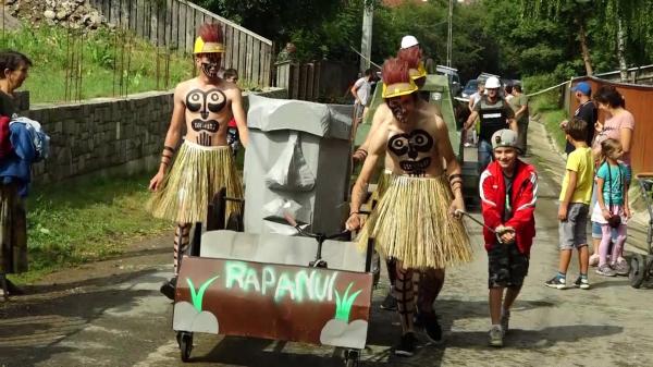 Cele mai "trăsnite" vehicule, în cursa de la Cozmeni. Oamenii au adunat ce aveau prin case pentru a construi "bolidul" perfect