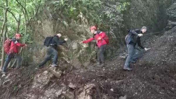Aventură cu final fericit pentru doi turiști, izolați de sâmbătă în Cheile Tișiței. Misiune dificilă pentru salvamontiști