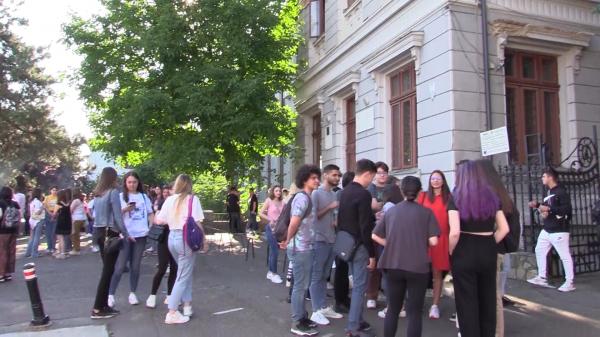 Ultima şansă a elevilor de a se înscrie la liceu. Mulţi dintre cei nerepartizaţi au medii mari