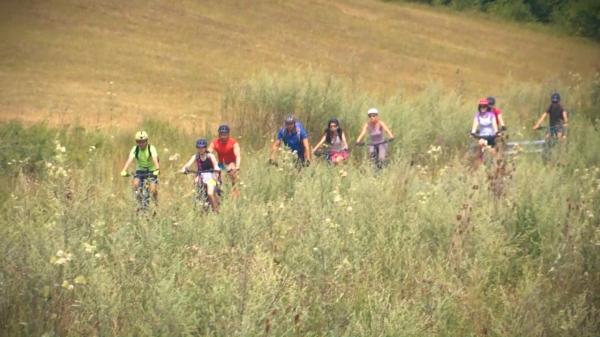 Aventură pe două roţi în inima Transilvaniei. Turiştii se declară fascinaţi de privelişte: "Te conectezi cu natura, uiţi de tot ce laşi acasă"