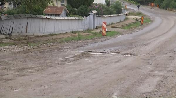 Oamenii dintr-o comună din Suceava vor să-şi asfalteze singuri drumul, sătui să-şi strice maşinile