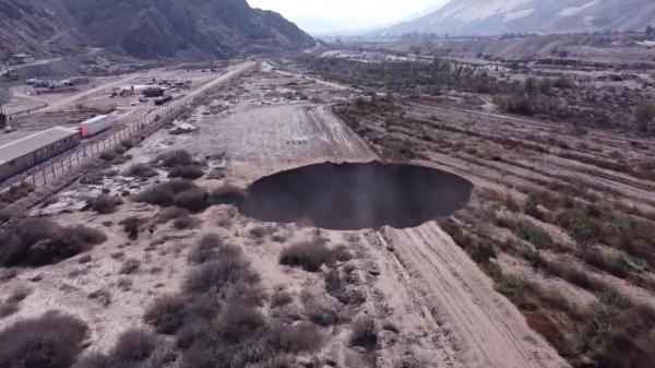 Groapă cu o adâncime de aproape 200 de metri apărută din senin lângă o mină de cupru din Chile