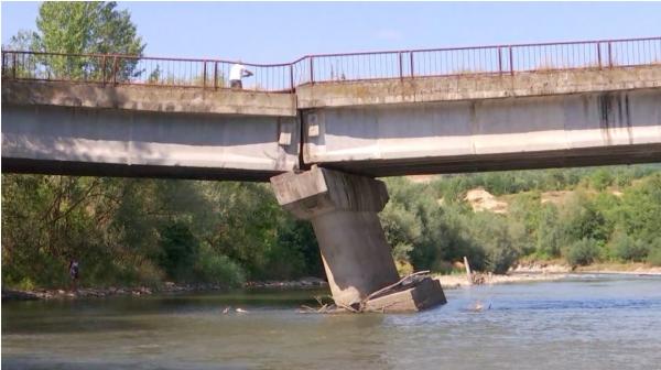 "Podul ăsta e vechi de 80 de ani" / "Nu, minte. I-au dat drumul în '89". Cum a încercat un primar din Caraş Severin să scape de responsabilitate după ce un nou pod stă să cadă