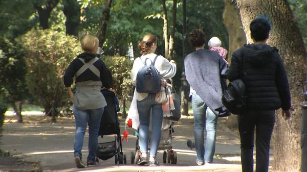 Părinţii cu copii mici vor beneficia de noi drepturi. Propunerea UE pentru creşterea numărului de mame active pe piaţa muncii
