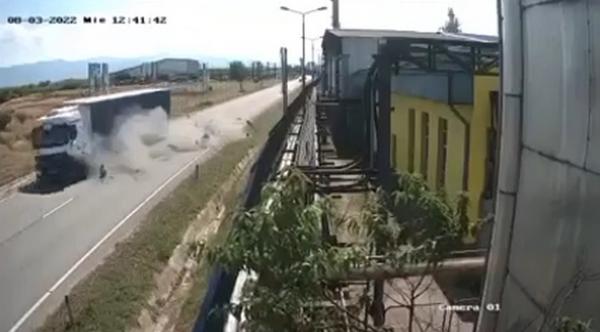 O cameră de supraveghere a filmat momentul în care o mașină intrată pe contrasens este spulberată de TIR, pe un drum din Bihor