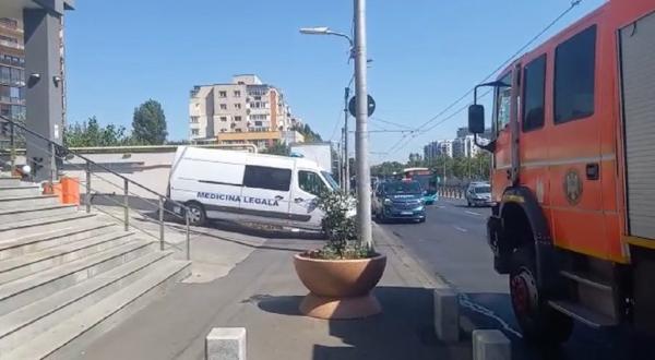 O femeie a murit după ce s-a aruncat de la etaj, pe Calea Văcărești din Capitală. Ar fi trecut recent printr-un divorț