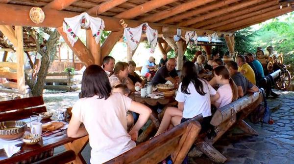 Turiştii redescoperă Maramureşul după doi ani de pandemie. Pensiunile din nordul ţării sunt arhipline: cât costă o noapte de cazare