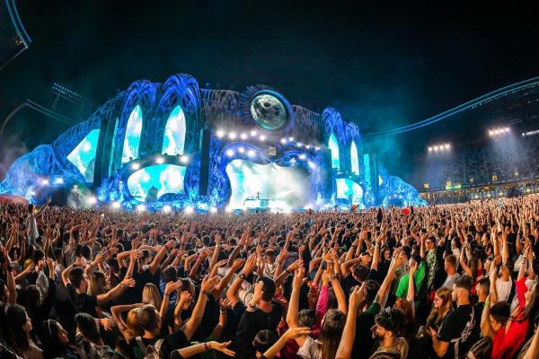 "Dansăm, consumăm tot ce trebuie". Momente electrizante și adrenalină pe cele opt scene de la UNTOLD; tinerii nu mai știau cum să se împartă