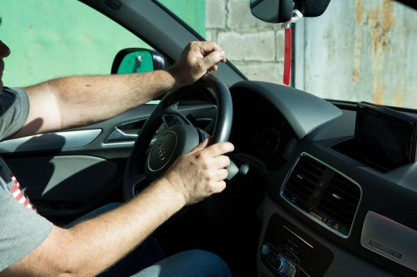 Câţi bani câştigă Marian ca şofer în Anglia şi de ce trimite în România tot mai puţini. "O să-i aduc în Anglia"
