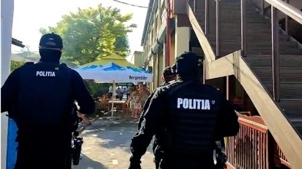 Acţiune uriaşă de control a autorităţilor în Costineşti. Mascaţii au tăiat lacătul de pe uşa Discotecii Tineretului cu cleştele: trupele Antitero, chemate în ajutor