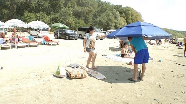 O bucată de plajă, la doar câţiva kilometri de Bucureşti. Plaja Gostinu, luată cu asalt de turişti: preţurile sunt incomparabile cu cele de pe litoral