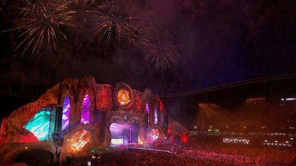 Untold 2022. J Balvin a făcut show şi a vorbit în română cu petrecăreţii din public