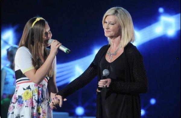 O româncă a împărţit scena cu Olivia Newton-John când avea doar 12 ani: "Mi-a spus că este o onoare să cânte cu mine"