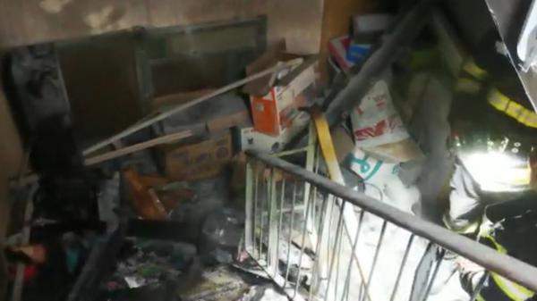 Mai mulți ieșeni au rămas pe drumuri, după un incendiu devastator. Pompierii s-au chinuit mai bine de o oră să stingă flăcările