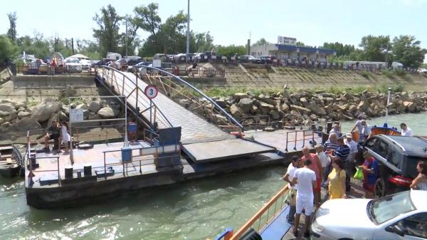 Bacul militar de la Galaţi s-a stricat iar şi stă de două zile tras la mal. Cine vrea să treacă Dunărea aşteaptă ore întregi: "Mereu pățim așa"