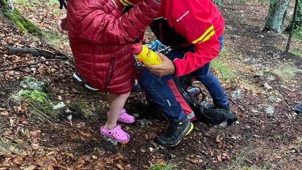 Doi copii de 5 şi 6 ani, salvaţi după ce o furtună i-a surprins pe munte în şlapi de cauciuc şi pantaloni scurţi