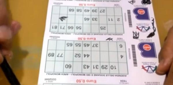 O italiancă şi-a abandonat nepoţelul de opt ani în maşină ca să joace Bingo. Femeia şi-a venit în fire doar la sosirea carabinierilor