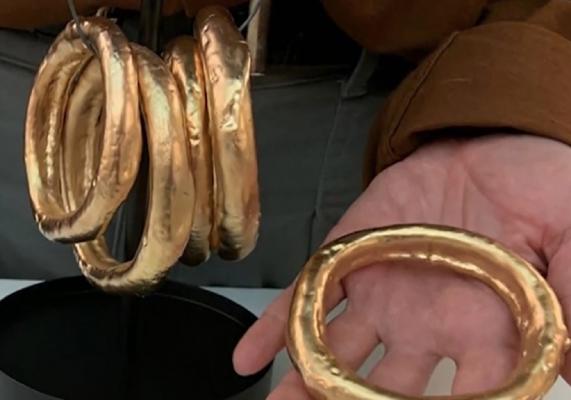 Brăţările create de o româncă fac senzaţie peste hotare. Inspiraţia i-a venit mâncând covrigi de Buzău: "Am cumpărat o pungă, iar ideea s-a format organic"