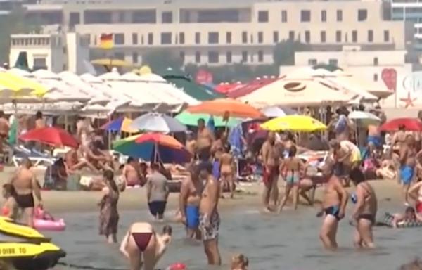 Vremea dictează cât de aglomerat va fi pe litoral. Pe plajă încă se stă om lângă om. Peste 200.000 de turiști, la mare