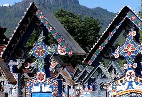 Povestea din spatele Cimitirului Vesel de la Săpânţa. "Dacii întâmpinau moartea cu râsul şi naşterea cu plânsul", spun cei mai vechi săteni