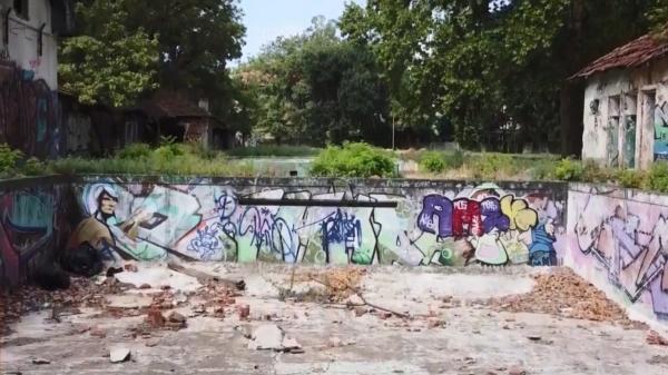 Baza sportivă Uszoda din Timișoara a devenit focar de infecție și depozit de gunoaie. Pe vremuri era un apreciat centru de natație