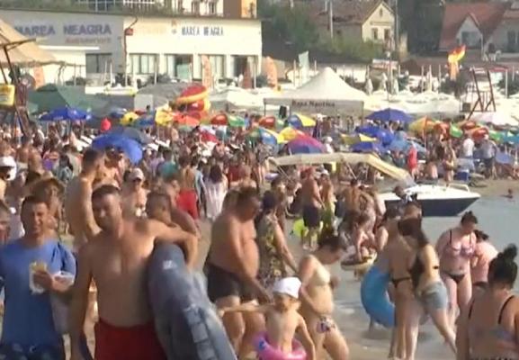 Pe litoralul românesc sunt atât de mulți turiști, încât se îngrămădesc pe pietre la bronzat: "Nici acolo nu sunt locuri"