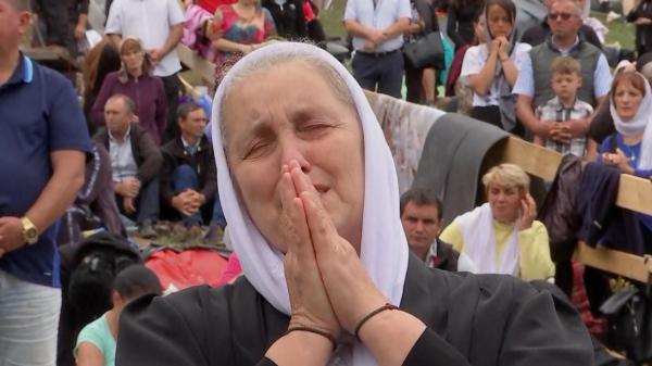 "Aici poţi să verşi o lacrimă, să-ţi întăreşti credinţa". Zeci de mii de credincioşi au venit la pelerinajul de Sfânta Maria de la Mânăstirea Nicula