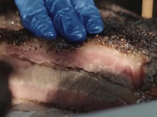 Un vestit restaurant din Cluj-Napoca prepară friptura timp de 12 ore: "Totul se afumă cu diverse arome - măr, păr, prun”