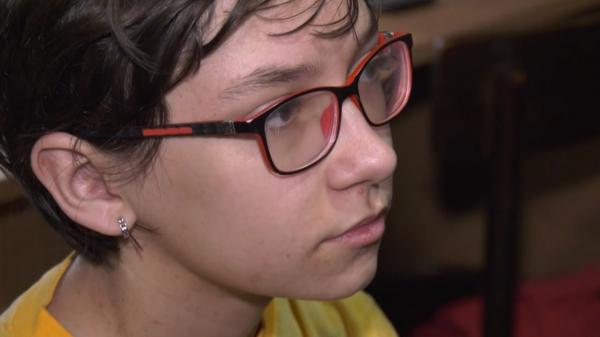 Povestea Tatianei, o fetiță de 11 ani ce a fost operată greșit de 6 ori la acelaşi picior. Părinţii au nevoie de 30.000 de euro pentru o operaţie la Viena