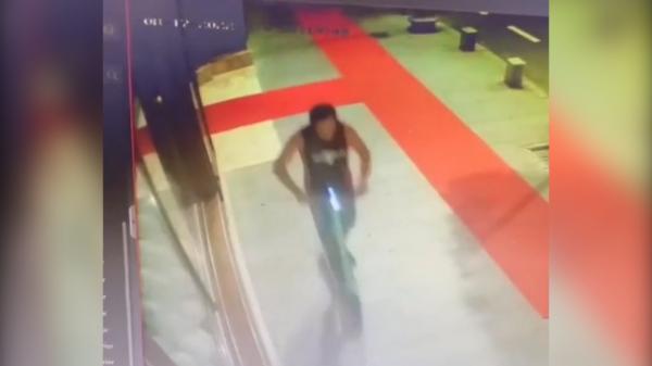 Femei înţepate în Bucureşti de un tânăr pe trotinetă. Agresorul a fost filmat de camere și este căutat de poliție