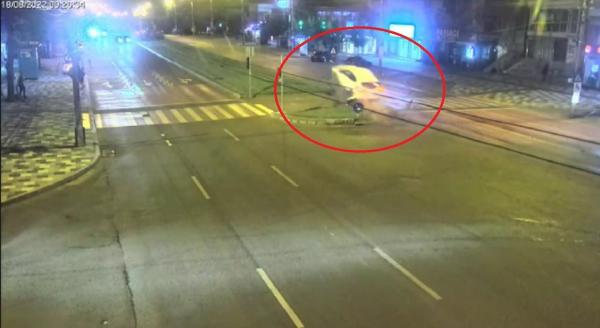 Cursă nebună, filmată în miez de noapte pe străzile din Galați. Mașina s-a înfipt cu viteză într-un scuar