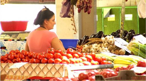 Cum au fost păcăliţi mii de bucureşteni în cea mai mare piaţă din România. Ce au primit în schimbul fructelor şi legumelor "proaspete"
