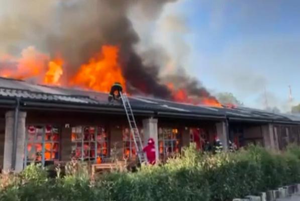 Incendiu puternic lângă Salina Turda. Un restaurant a fost mistuit de flăcări