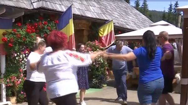 Vacanță de vis în Țara Donelor. Turiștii întâmpinați cu muzică și bucate tradiționale de gazde