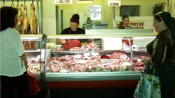 Carnea românească, tot mai rară în magazine. Mâncăm porc şi vită din Spania, Germania sau Ungaria, pentru că noi nu reuşim să producem