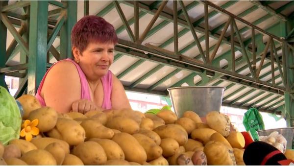 Cartoful, cel mai scump produs din ultimul an, a început să se ieftinească. În doar o luna, preţul a scăzut cu 13%