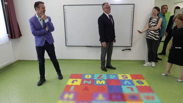 Cîmpeanu şi Negoiță, întâmpinaţi cu un mesaj vulgar, într-o grădiniță. Sloganul de pe covor îi era adresat lui Ponta