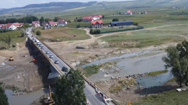 Pod cârpit şi surpat din nou, la un pas să se prăbuşească în timpul lucrărilor de consolidare. "Dacă excavez acolo, pleacă drumul la vale"