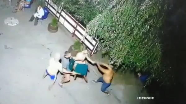 Bătaie cu şipci de gard şi scaune într-un bar din comuna Şelaru. Tânăr, grav rănit după ce a fost lovit cu o ulucă în cap