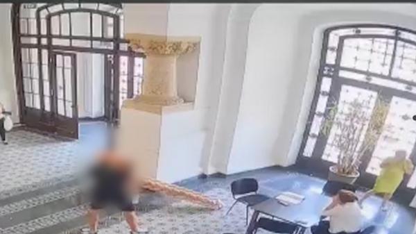 Dosar penal, după ce un copil de 7 ani a fost grav rănit în sediul Primăriei Capitalei, sub privirile îngrozite ale tatălui