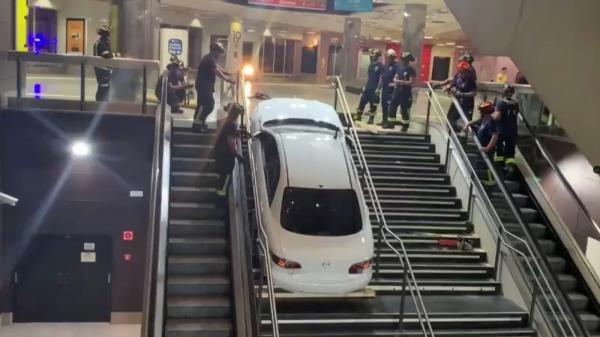 Un hoţ din Spania a rămas cu maşina blocată pe treptele de la metrou. Bărbatul fugea de poliţie după ce a furat automobilul