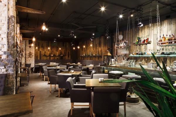 Cât de manieraţi sunt românii atunci când mănâncă la restaurant. În ce oraşe se vorbeşte tare şi cu gura plină