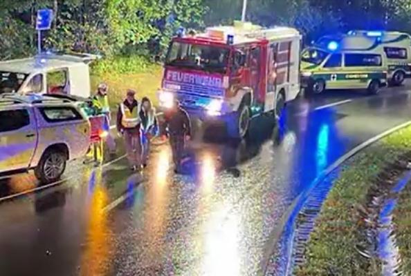 Două românce rămase încarcerate într-un microbuz care a derapat în Austria: Una dintre ele a murit, iar cealaltă se află în stare gravă