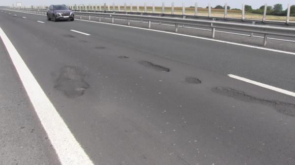 "Dezastru ce e aici. Nu se face nimic în România". Autostrada Arad-Nădlac arată ca un drum de ţară ciuruit